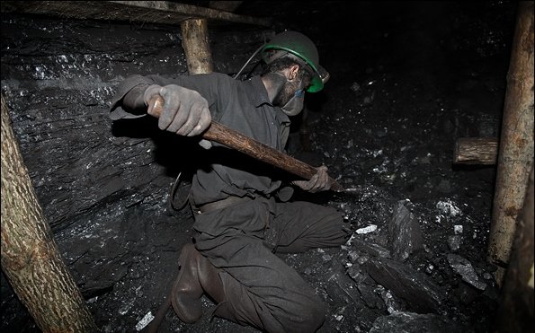 در هیاهوی رقابت‌های انتخاباتی کارگران معدن آزادشهر را از یاد نبریم