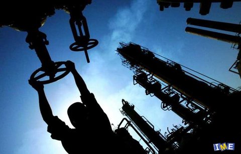 خطر سقوط نفت به پایین ۶۰ دلار