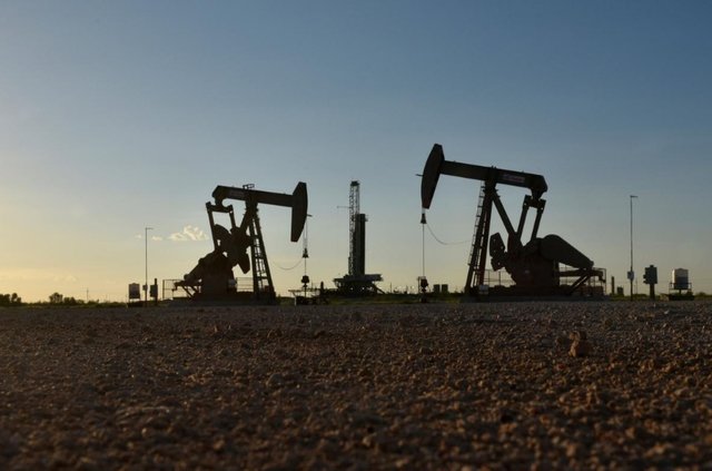 نفت برنت در آستانه سقوط به پایین مرز ۷۰ دلار