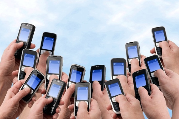 گوشی تلفن‌همراه به‌زودی ارزان می‌شود/ فراخوان برای واردات گوشی‌های بازار