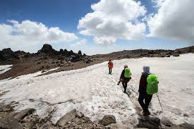 تیم کوهنوردی ایمیدرو بر فراز بلندترین قله استان قم