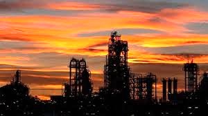 سیر صعودی قیمت نفت به دنبال مذاکرات پکن و واشنگتن/ سایه سنگین افزایش ذخایر سوخت آمریکا بر سر منافع بازار