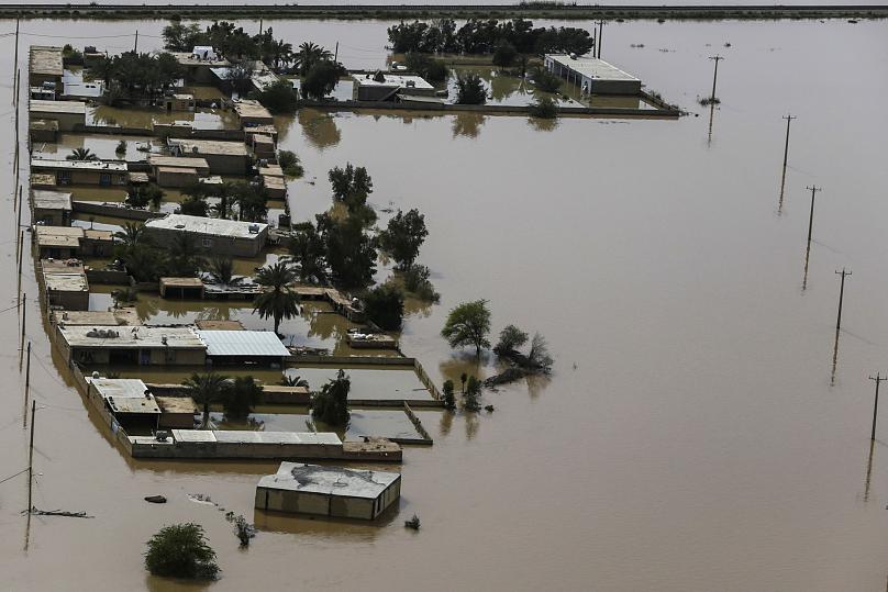 استمرار امداد رسانی به مناطق سیل زده استان خوزستان اولویت اصلی ماست