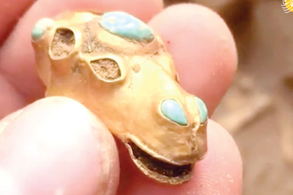 کشف اسکلت ۲ هزار ساله به همراه جواهرات فلزی