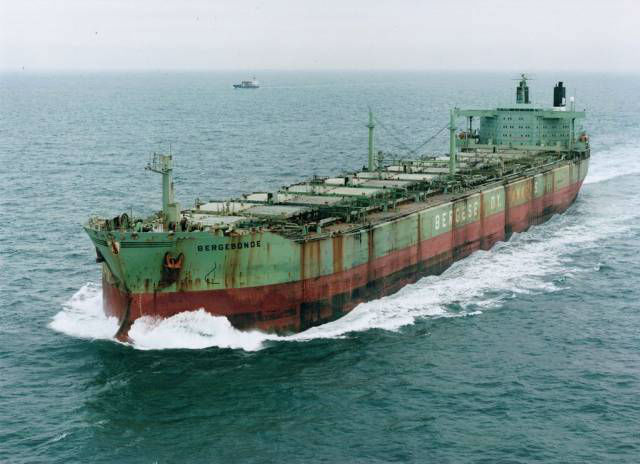 یکی از دو نفتکش هدف قرار گرفته در دریای عمان در حال غرق شدن است