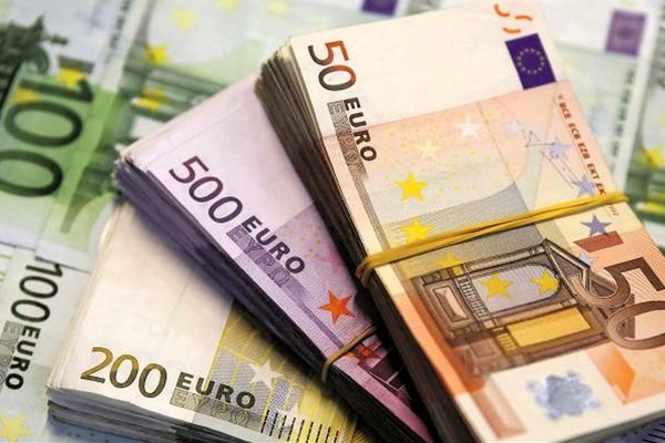یورو به کانال ۱۲ هزار تومان عقب‌نشینی کرد