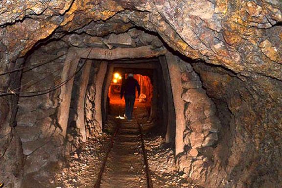نجات ۲ معدن کار محبوس شده در معدن سرب و روی گزینو در یزد + تصاویر