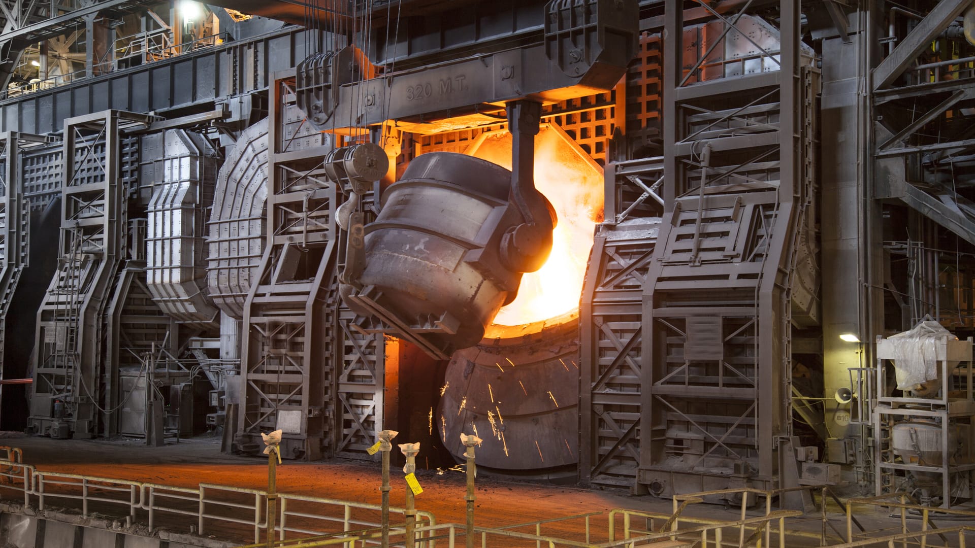 وعده ترامپ به بازسازی صنعت فولاد آمریکا