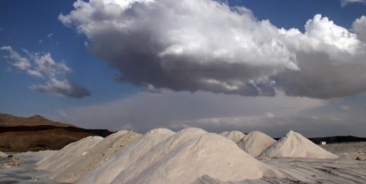 مجوز برداشت نمک در قره‌باغ ارومیه هر چه سریعتر لغو شود