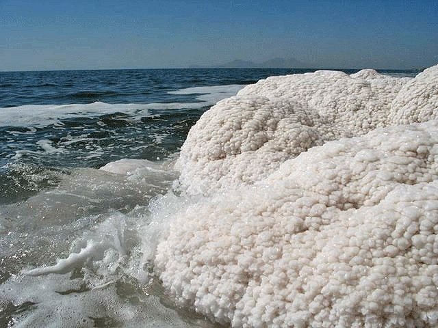 برداشت ۱۵ هزار تن نمک از بستر دریاچه ارومیه
