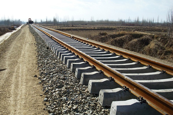 ریل‌گذاری راه‌آهن فارس روی مسیر وعده‌های نمایندگان