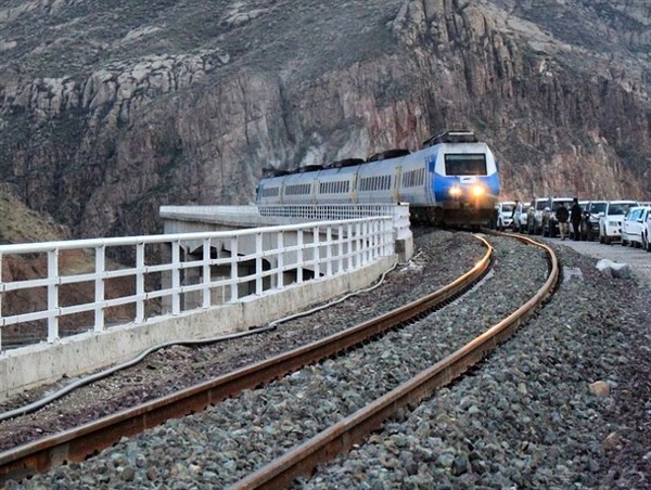 کاهش ۱۶ میلیون لیتری مصرف سوخت با افتتاح راه آهن میانه - بستان آباد