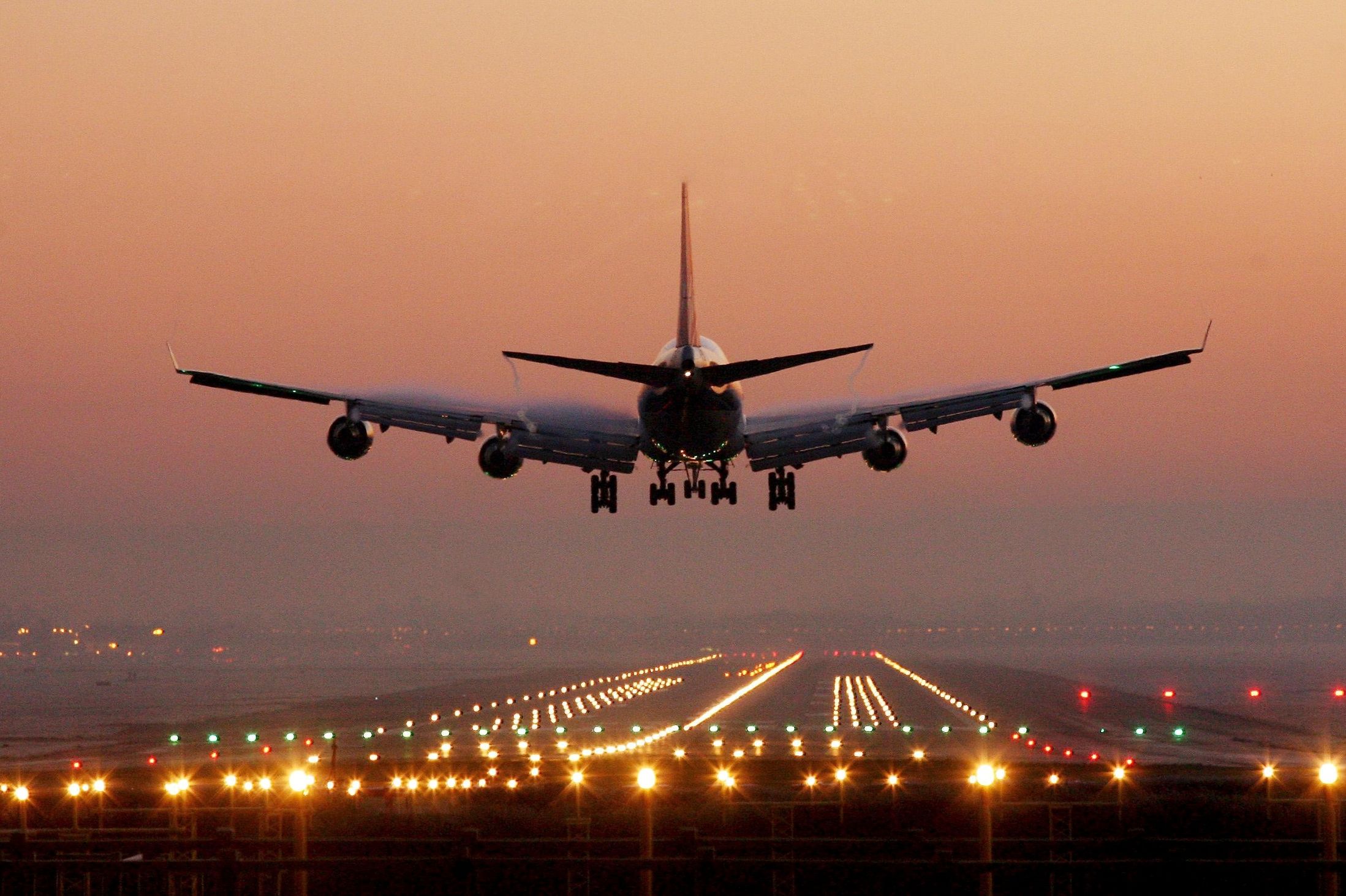 مدیریت روسازی سطوح پروازی در 54 فرودگاه کشور