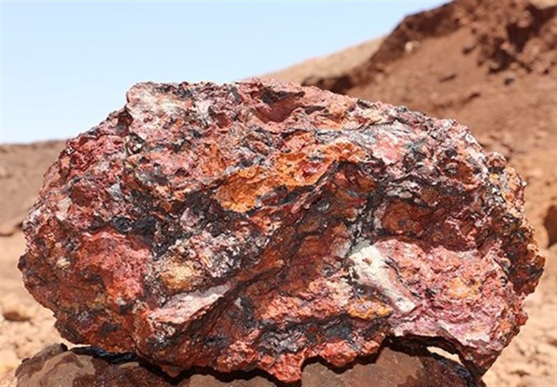 کارگری در آلبلاغ برای هر کیلو سنگ معدن ۵ هزار تومان است