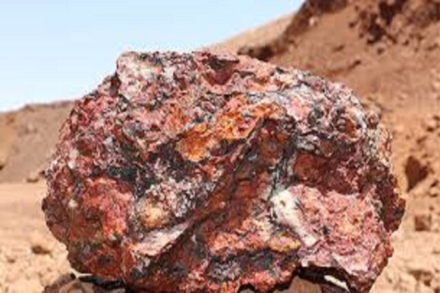 کارگری در آلبلاغ برای هر کیلو سنگ معدن ۵ هزار تومان است