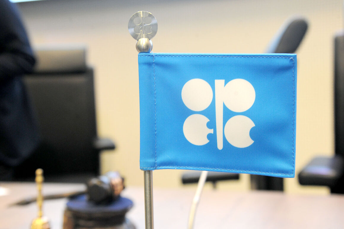 افت تولید نفت اوپک به دلیل پایبندی به توافق کاهش عرضه