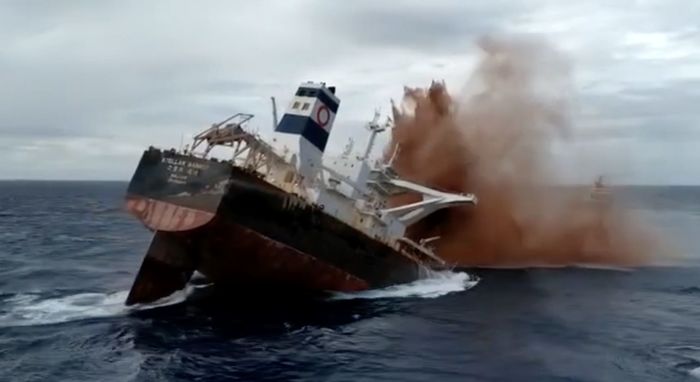 غرق شدن کشتی حامل سنگ آهن در اقیانوس