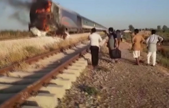 فیلم حادثه برخورد قطار با خودروی سواری در محور جنوب کشور