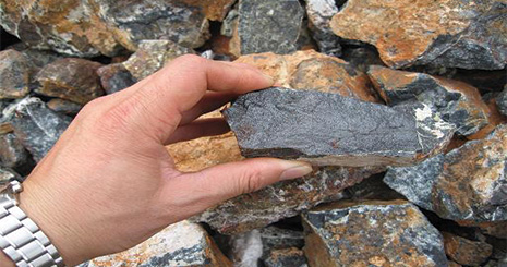 کشف ۱۴ تن سنگ آهن قاچاق در سیرجان