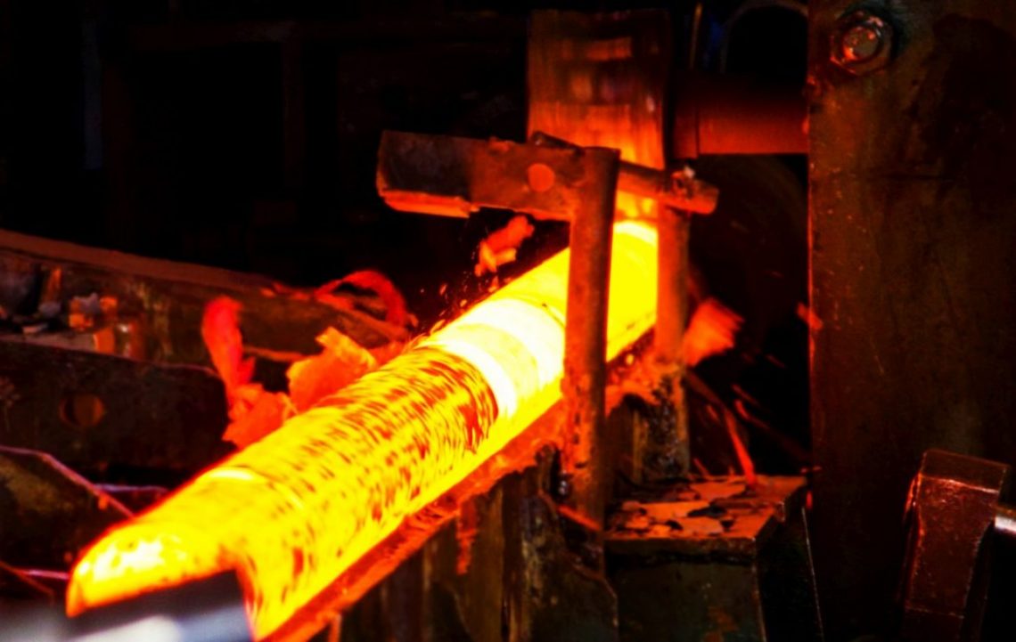 خروج فولاد از بورس کالا اشتباه است/ گرانفروشی فولاد از ناحیه صنایع بالا دستی