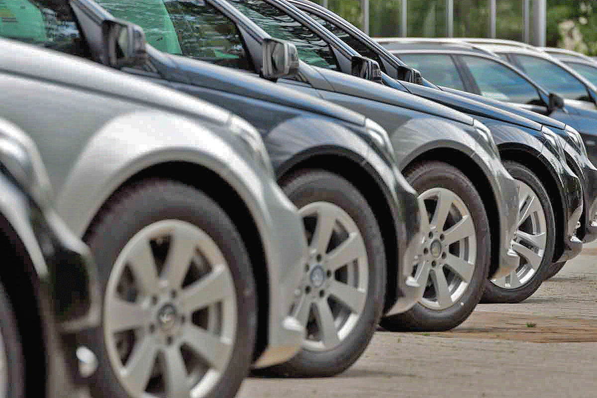 عرضه خودرو در بورس قیمت منصفانه را از بین می‌برد