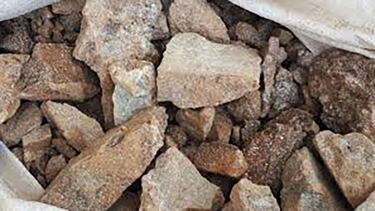 بیش از ۵ تن سنگ معدن قاچاق در اسفراین کشف شد