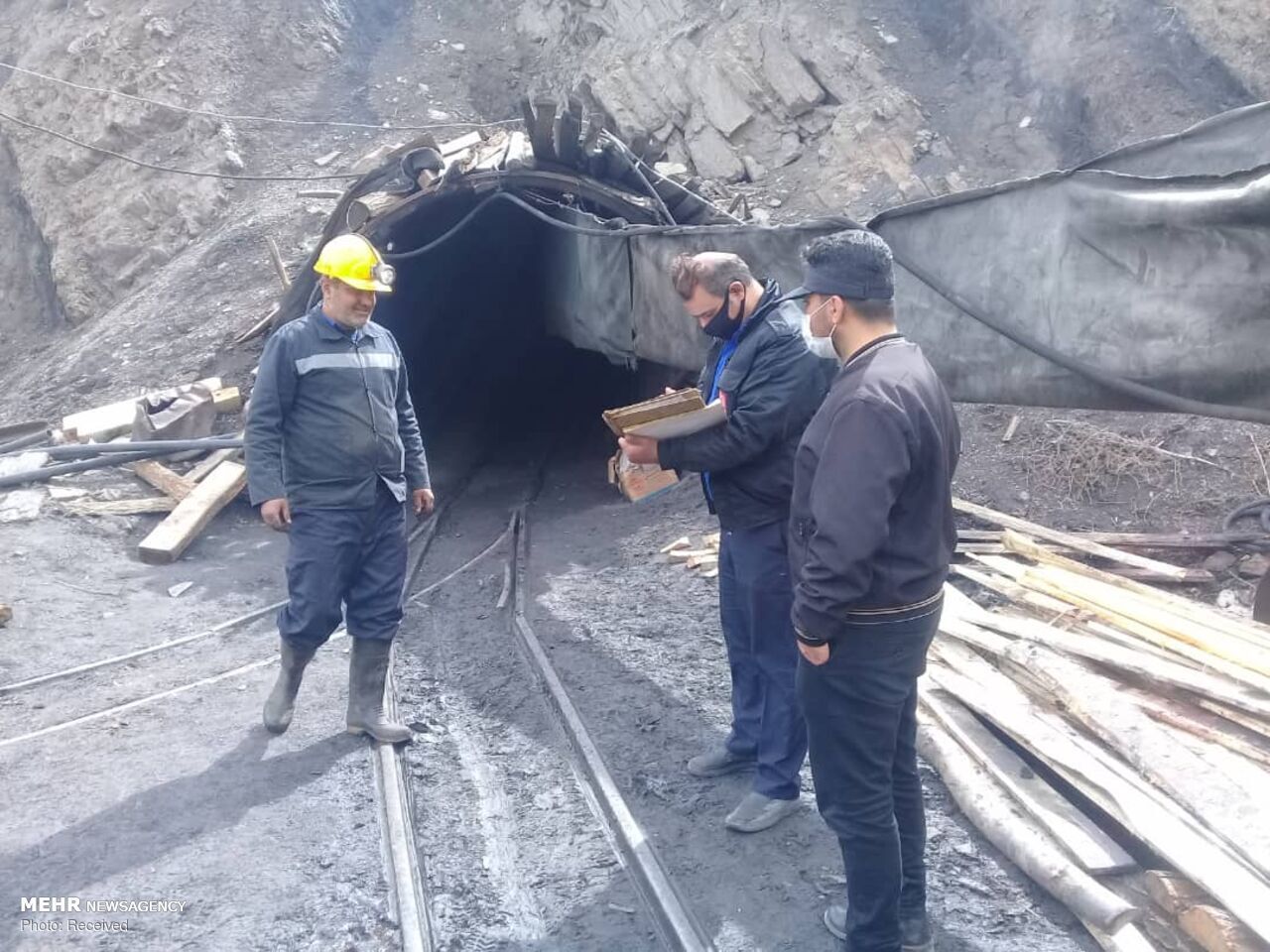جستجو برای یافتن دو معدنچی مدفون شده در معدن زغال سنگ طزره