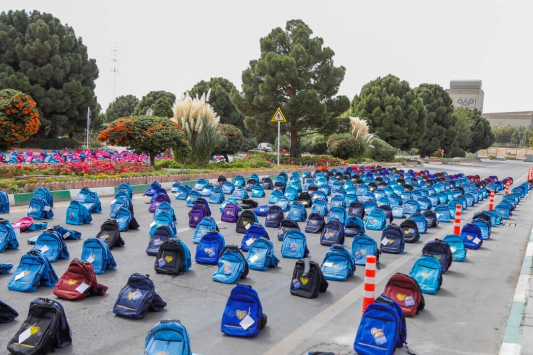 اهدای بیش از ۴ هزار کیف و نوشت‌افزار ایرانی اسلامی به دانش‌آموزان کم‌بضاعت منطقه توسط فولاد مبارکه