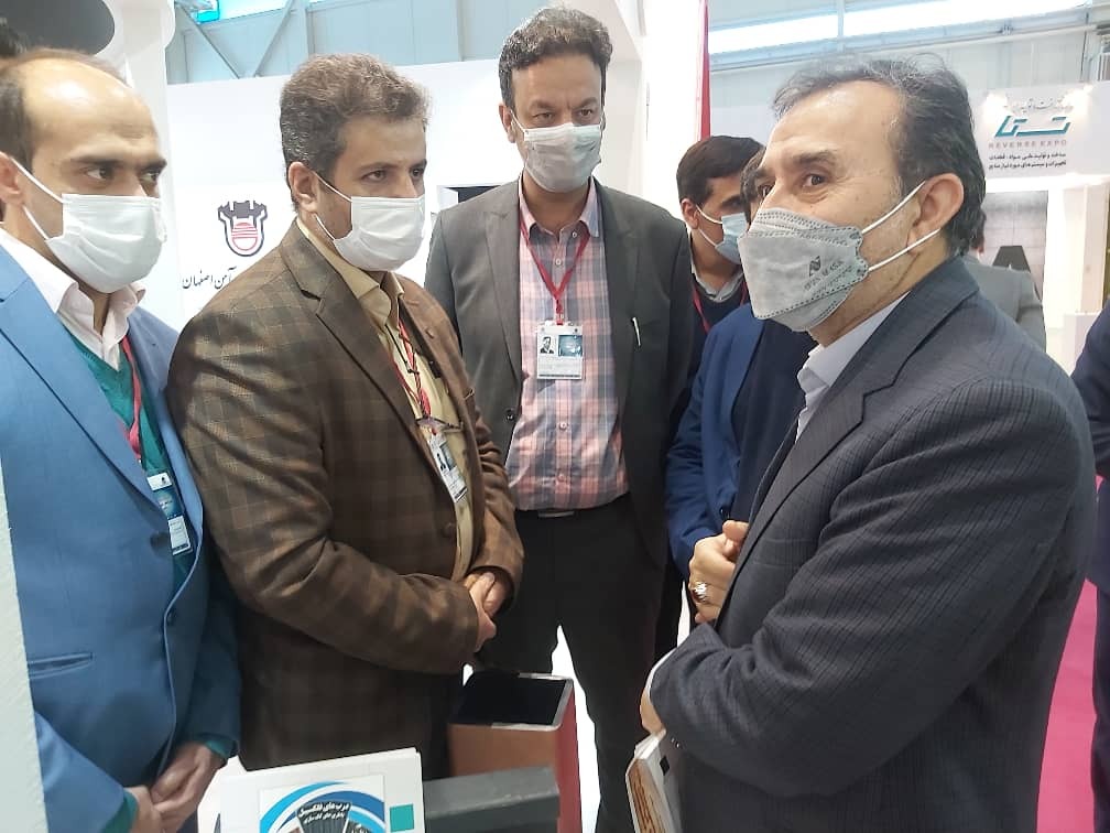 بازدید چند تن از اعضای هیات دولت از غرفه ذوب آهن اصفهان در سومین نمایشگاه تقاضای ساخت و تولید ایرانی