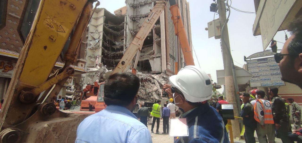 فولاد خوزستان پا به پای امدادگران در آواربرداری و کمک‌رسانی