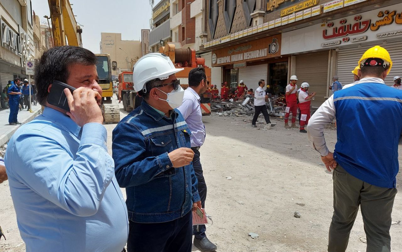 فولاد خوزستان پا به پای امدادگران در آواربرداری و کمک‌رسانی