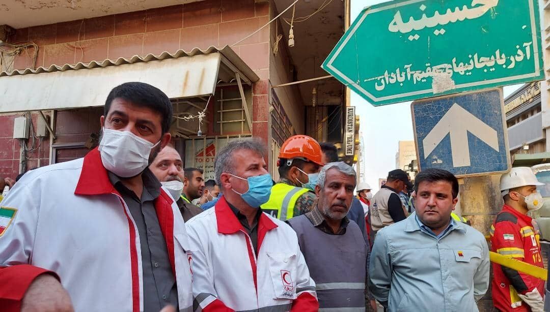 گروه فولاد خوزستان از ساعات اولیه ریزش ساختمان متروپل آبادان با امکانات کامل در محل حادثه حضور مستمر دارد