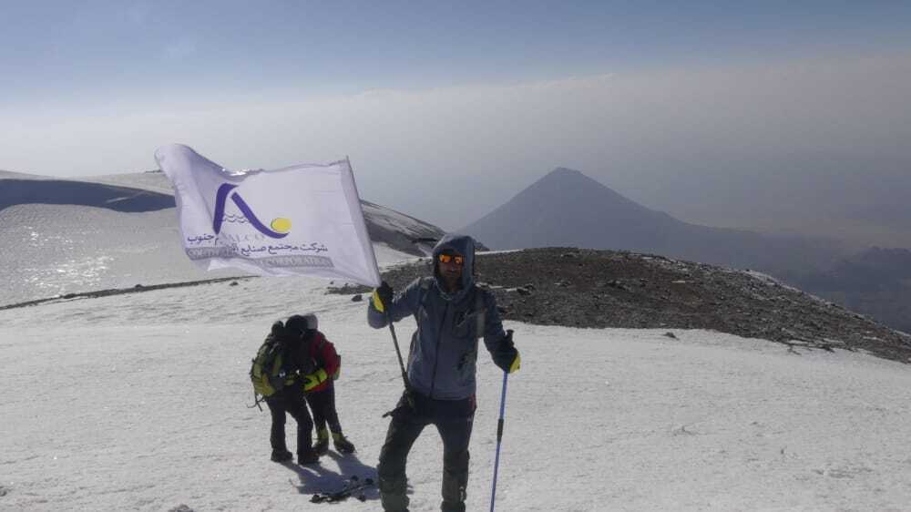 اهتراز پرچم ایران و سالکو بر فراز قله ۵۱۳۷ متری آرارات ترکیه