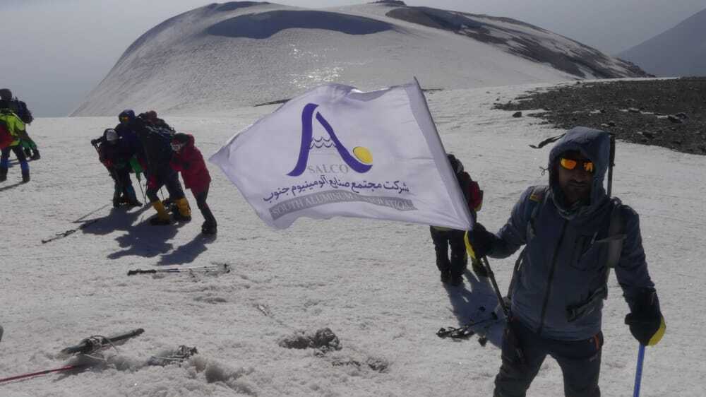 اهتراز پرچم ایران و سالکو بر فراز قله ۵۱۳۷ متری آرارات ترکیه