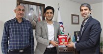 تقدیر دکتر جواد رمضی رئیس فدراسیون ورزش کارگری از جواد حسنی رئیس تربیت بدنی شرکت مس سر چشمه