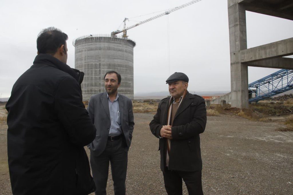 بازدید مدیرعامل سازمان منطقه آزاد ماکو از عملیات طرح توسعه کارخانه سیمان مهر ماکو