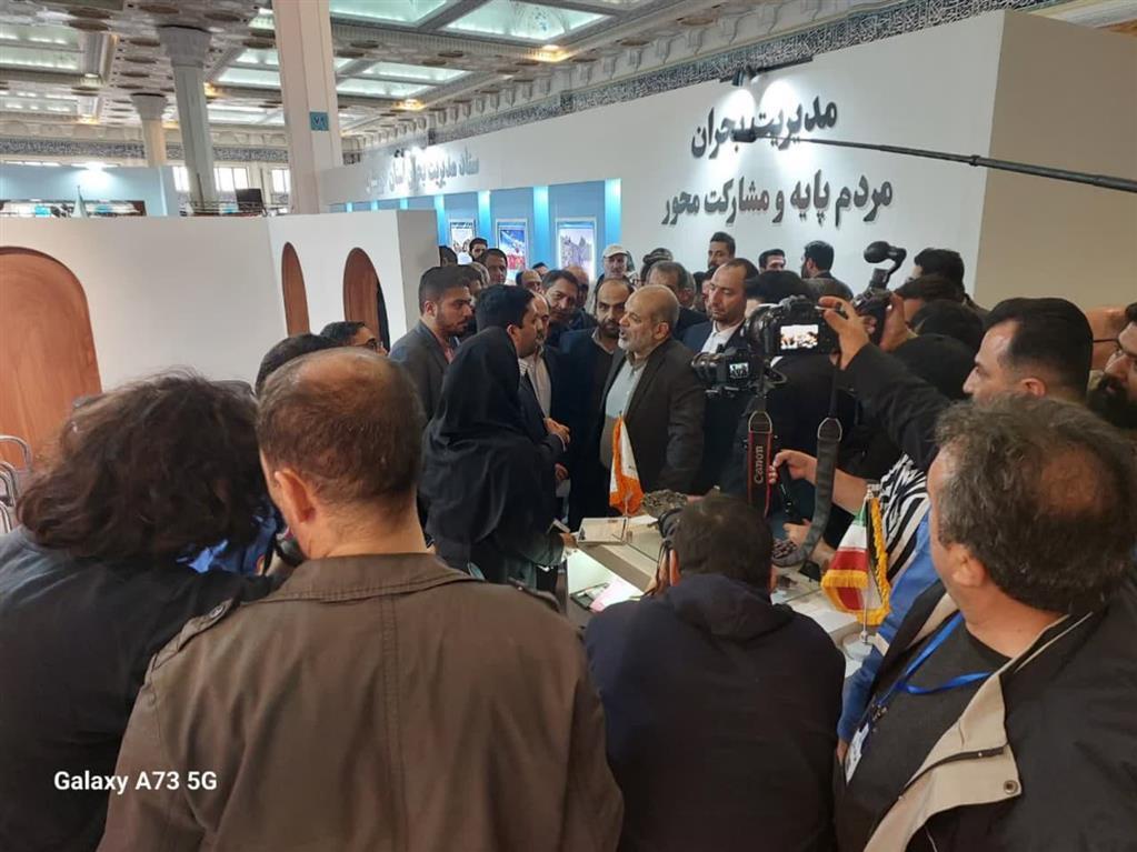 حضور وزیر کشور و چهره‌های سرشناس در غرفه شرکت سنگ آهن مرکزی ایران