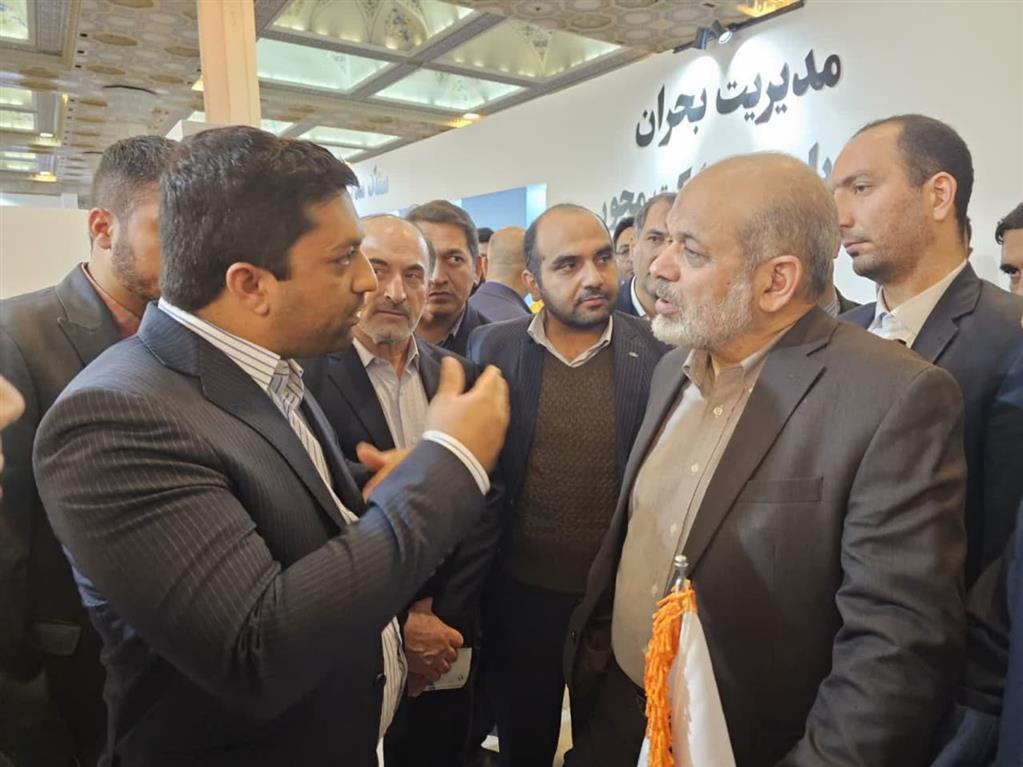 حضور وزیر کشور و چهره‌های سرشناس در غرفه شرکت سنگ آهن مرکزی ایران