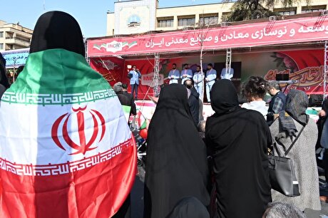 حضور با شکوه همکاران در کنار مردم عزیز تهران برای مراسم راهپیمایی روز ۲۲ بهمن در محل برپایی غرفه ایمیدرو