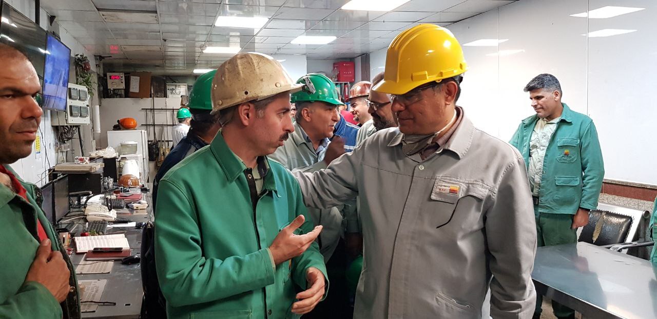 دیدار مسوولان فولاد خوزستان با کارگران بخش تولید