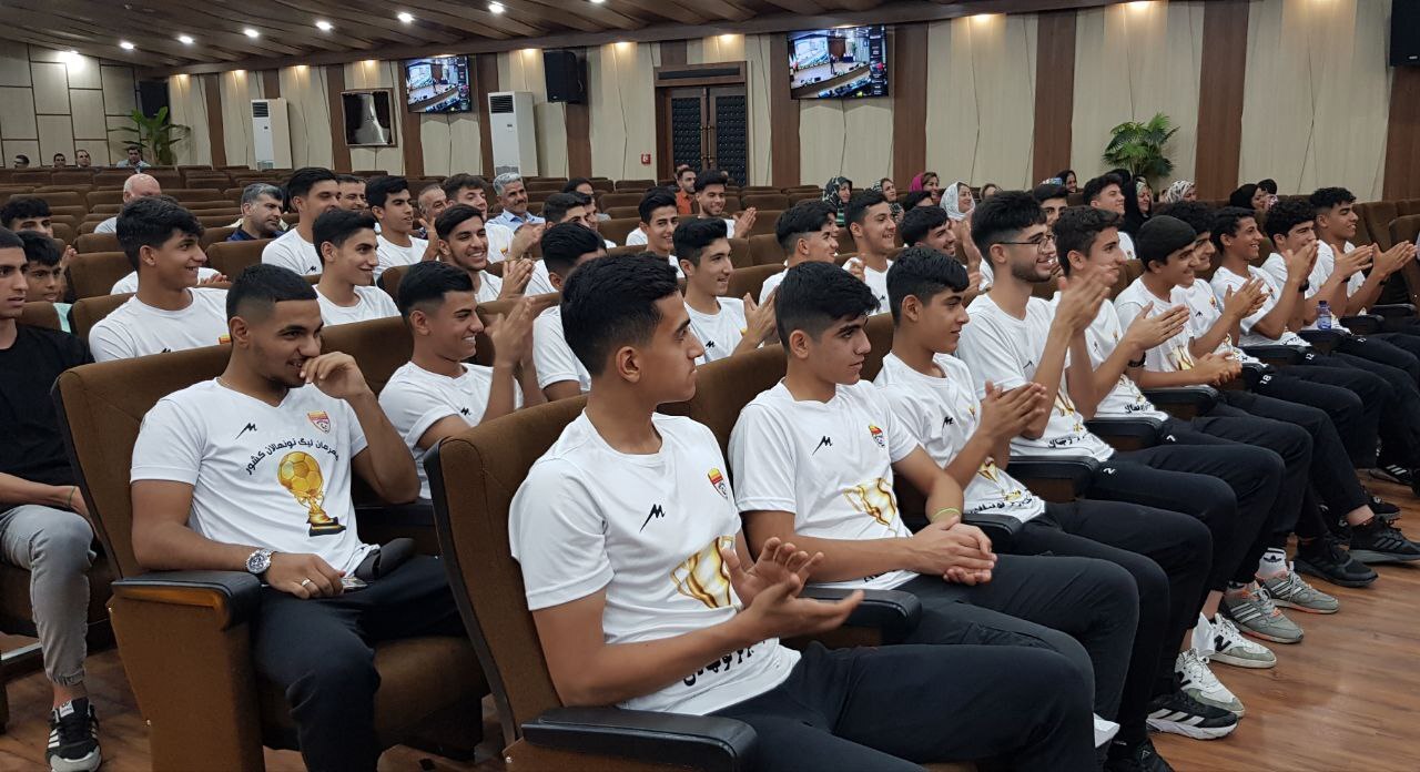 تیم فوتبال نونهالان و نوجوانان فولاد خوزستان به همراه خانواده‌هایشان با جام‌های قهرمانی کشور از خط تولید بازدید کردند