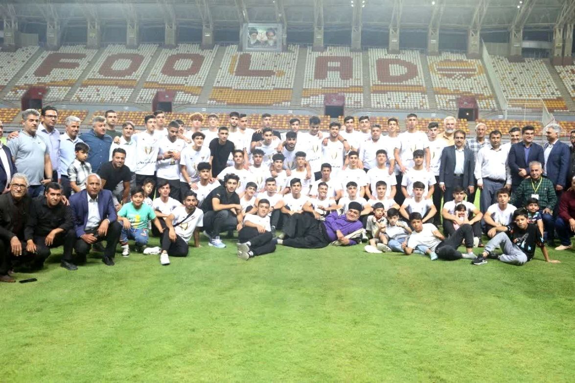 تیم فوتبال نونهالان و نوجوانان فولاد خوزستان به همراه خانواده‌هایشان با جام‌های قهرمانی کشور از خط تولید بازدید کردند