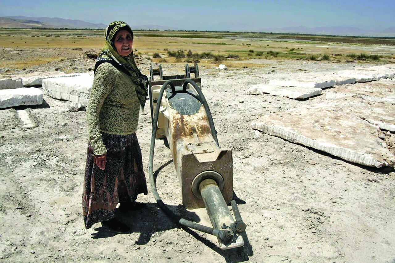 زن ایرانی که به سراغ سخت‌ترین شغل دنیا رفت؛ کار در معدن | بازخوانی گزارشی درباره موفق‌ترین زن معدن دار ایران