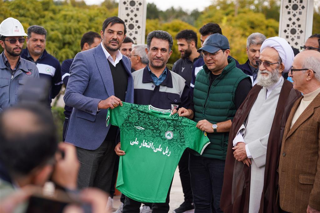 دیدار صمیمانه‌ی بازیکنان تیم فوتبال ذوب آهن با تلاشگران مجتمع صنعتی ذوب‌ آهن اصفهان