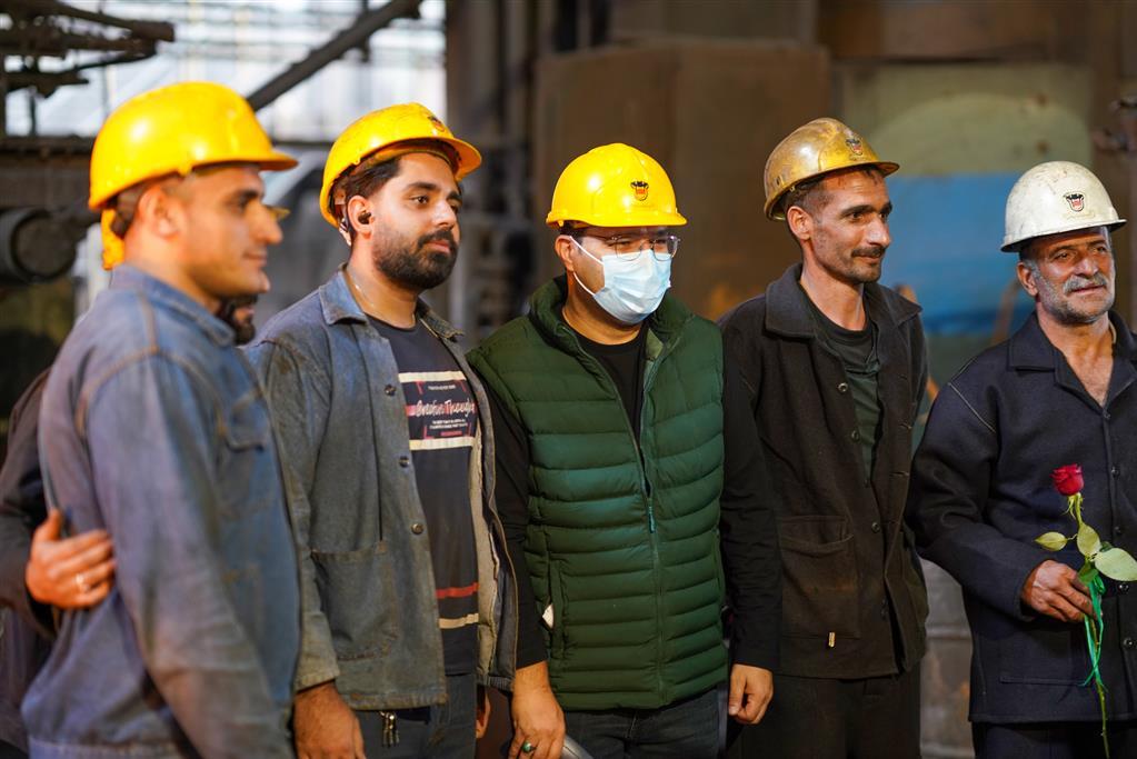 دیدار صمیمانه‌ی بازیکنان تیم فوتبال ذوب آهن با تلاشگران مجتمع صنعتی ذوب‌ آهن اصفهان