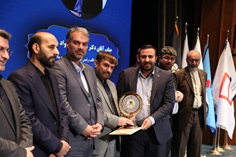 اعطای نشان عالی مدیر سال به مدیرعامل گروه مالی صبا تامین به عنوان مدیر ارزش‌آفرین و تأثیر‌گذار صنعت و اقتصاد کشور