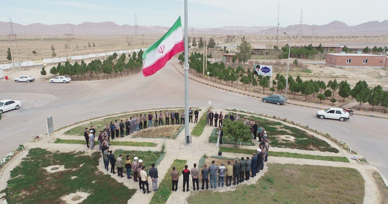 حضور مدیران و پرسنل شرکت آلومینای ایران در مراسم گرامیداشت روز جمهوری اسلامی ایران