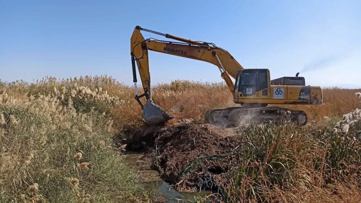 لایروبی کانال انتقال پساب خروجی فاضلاب شهر اراک توسط شرکت معدنی املاح ایران