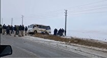 در پی واژگونی مینی‌بوس کارکنان معدن طلای زرشوران تکاب، ۹ تن مصدوم شدند