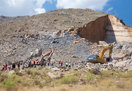 آوار ۴۰۰ هزار تن سنگ روی مفقودین ریزش معدن در شازند